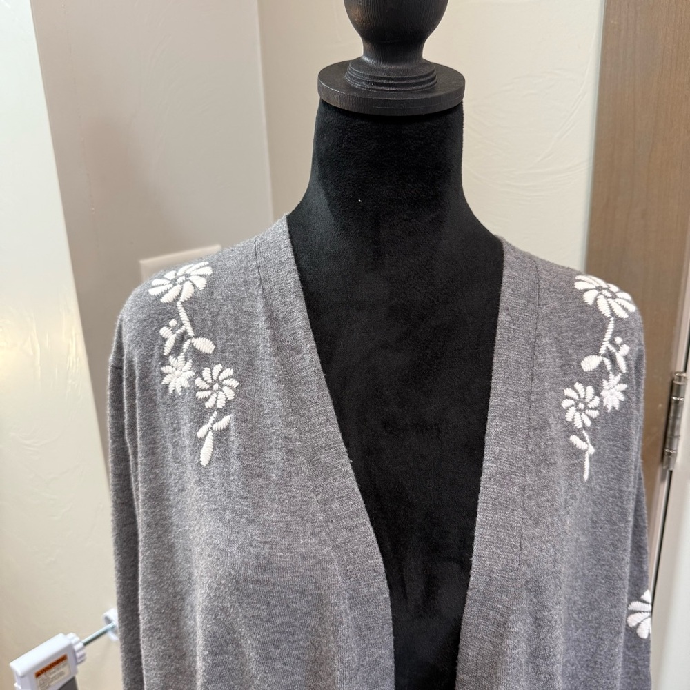 Aaeda Open Front Cardigan Sweater Grey White Floral Embroidery Soft Knit Neutral - Picture 2 of 9